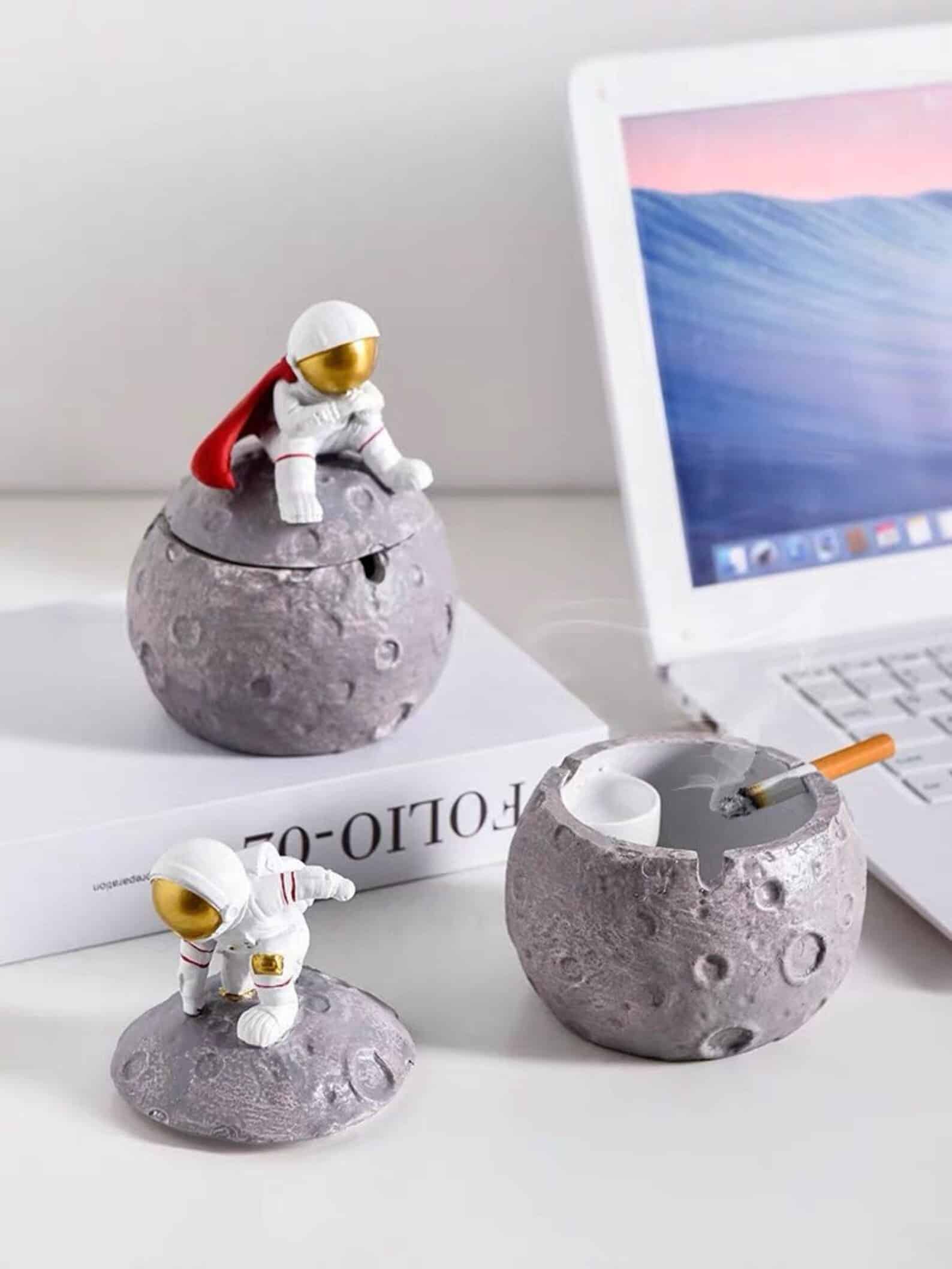 Moon & Astronaut resin Ashtray Cigarette